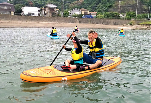 介助者を乗せて力強くパドリング