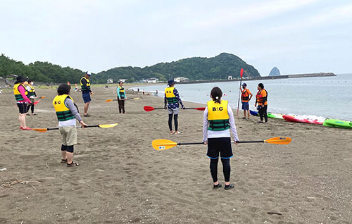 浜辺でパドルの練習