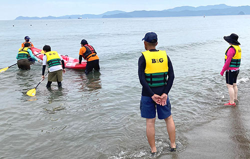 海に入ってパドルの練習