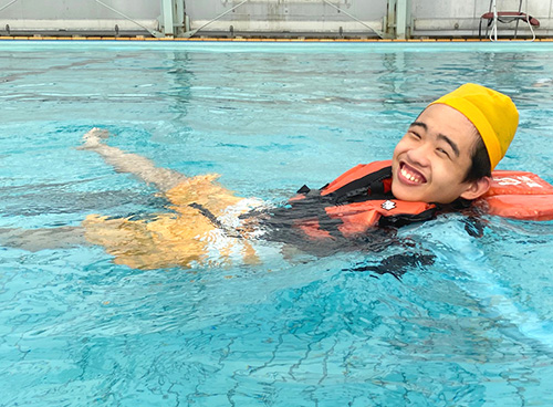 水に浮いてにこにこと楽しそうな生徒