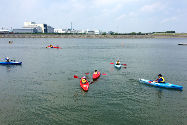 海でカヌーを体験する子供たち