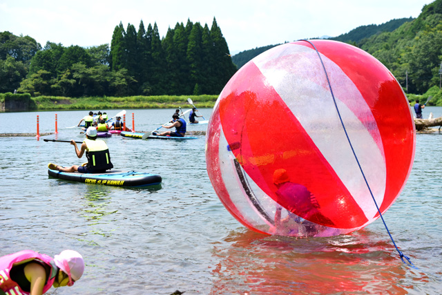 アクアボールの中に入って、水面を渡る。新感覚の乗り物です