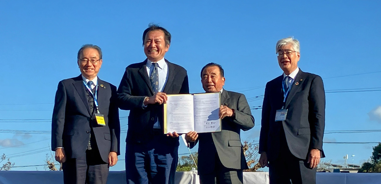 本坊市長と菅原理事長の調印の様子