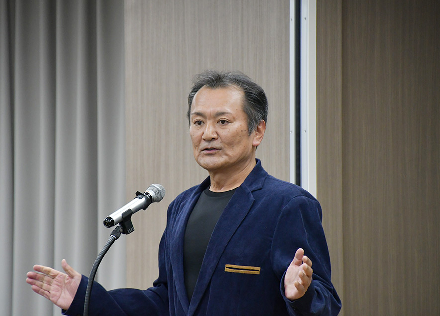 主催者挨拶をする菅原理事長