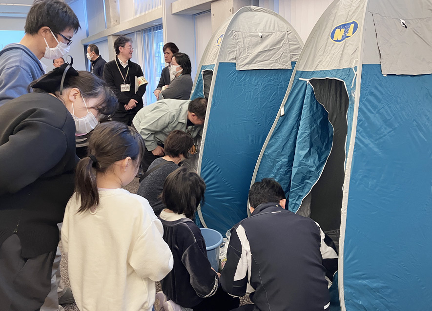 避難所での簡易トイレの使い方を体験