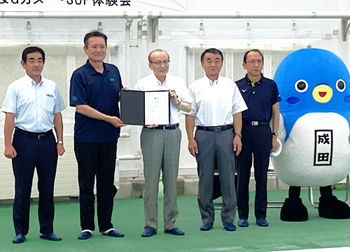 小泉市長（左から3人目）、菅原理事長（左から2人目）