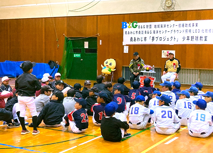 トークショーにて質問する子ども