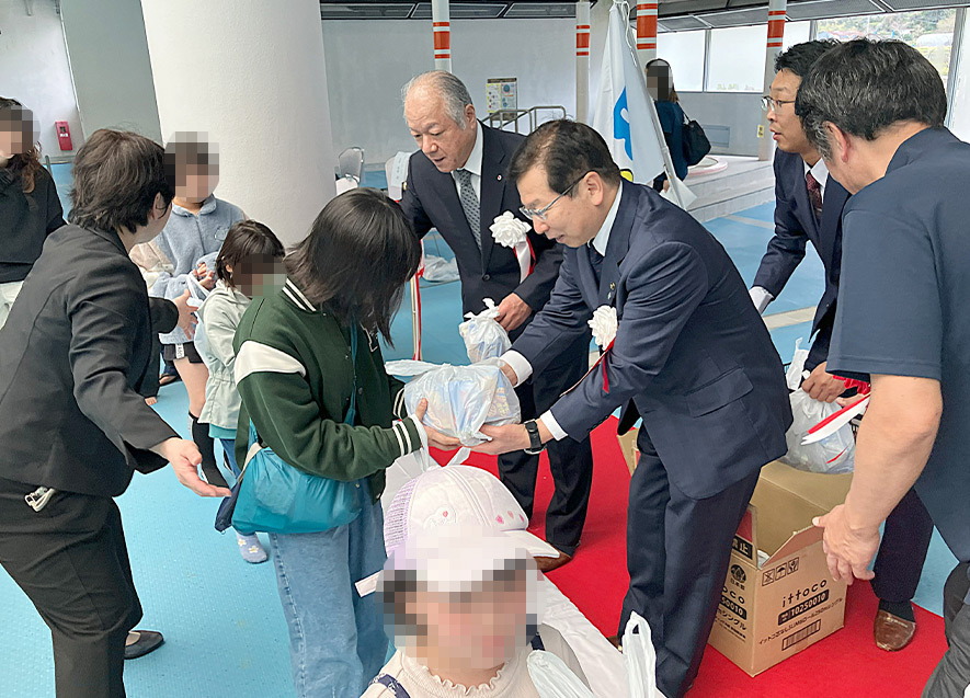 お菓子の配布