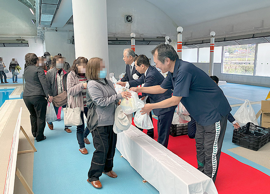 お菓子の配布