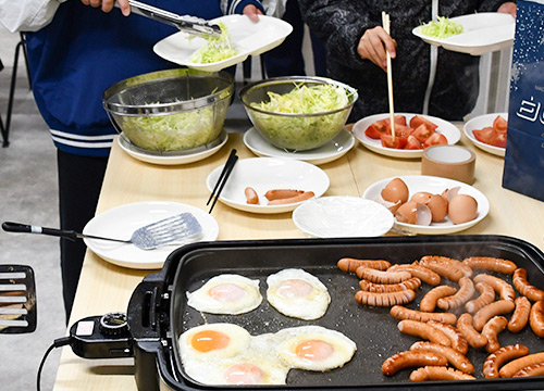 朝食も自分たちで取り分けます