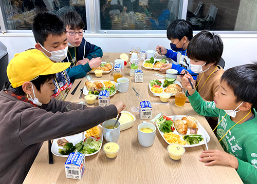 朝食の様子