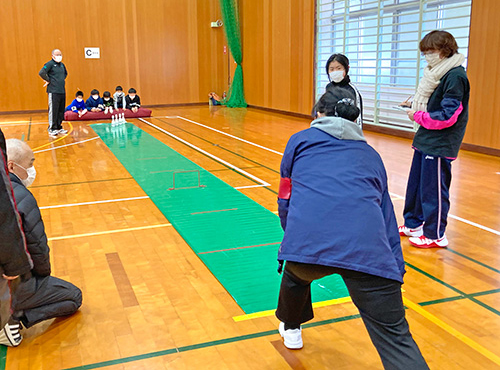 10本全部倒れるまで、1球ずつ順番に投げます