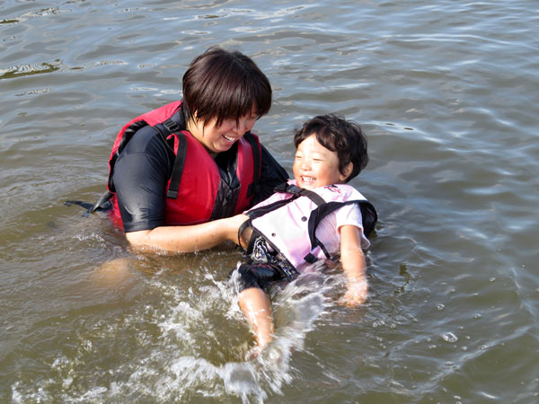 「親子で初めてのライフジャケット浮遊体験」