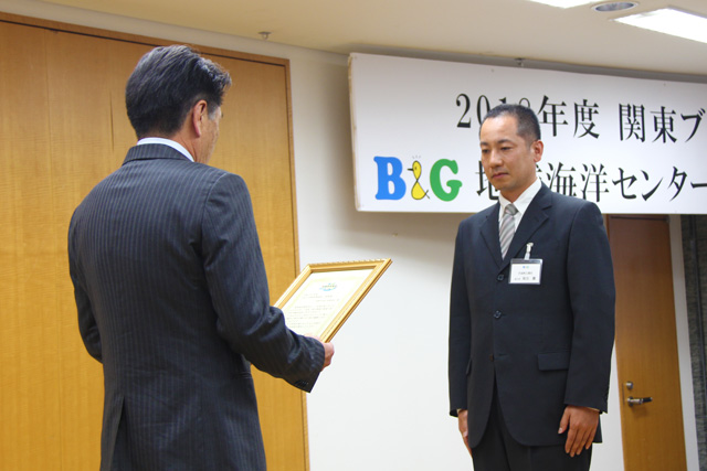 B&G全国指導者会の会長賞を受ける茨城県の五霞町B&G指導者会(右)、左はB&G全国指導者会の川島正光副会長