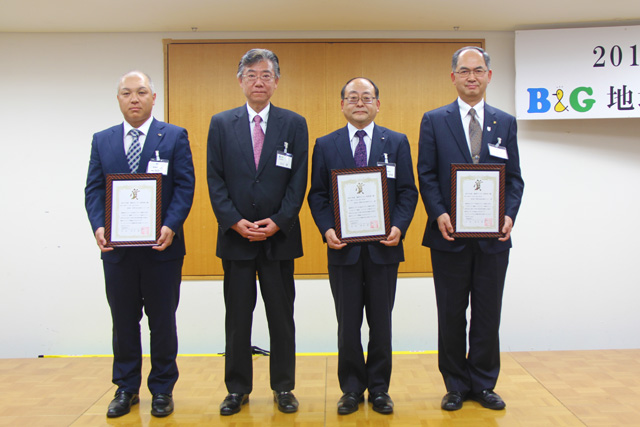 優良海洋センターの表彰で、温水・加温プールの部、芳賀町海洋センター、玉村町海洋センター、白岡市海洋センターが表彰されました。左から2人目はB&G財団の古山常務理事