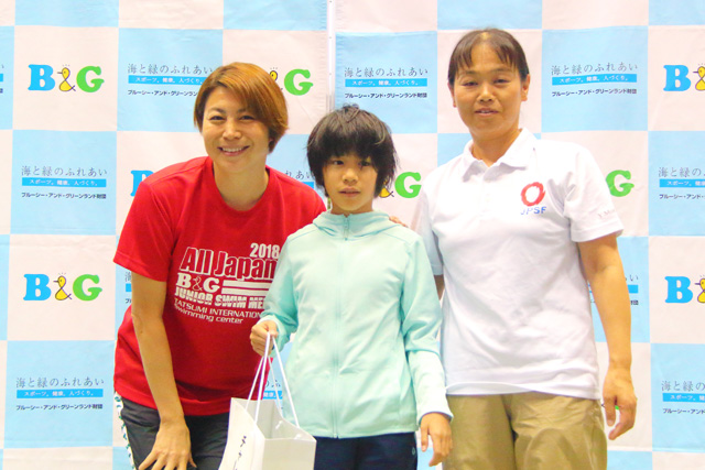 中村さんと一緒に、パラ水泳チームの親子