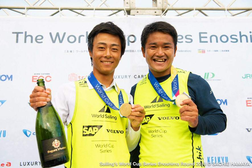 セーリングＷ杯江の島大会で優勝した岡田選手（左）と外薗選手。シャンパンを手に。