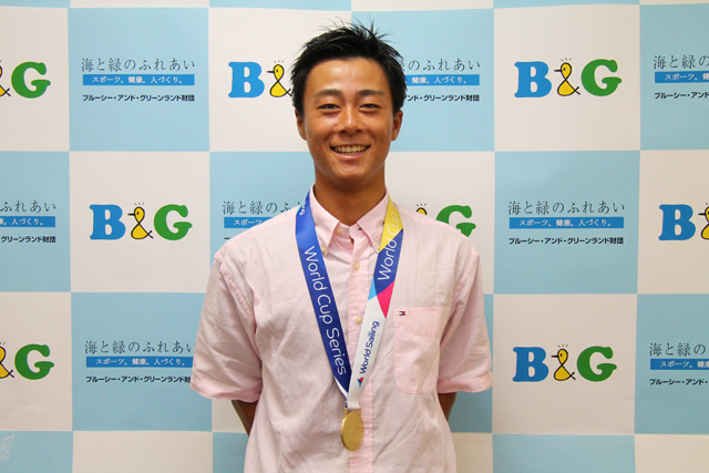 金メダルを首にかけた状態での岡田選手の笑顔の画像
