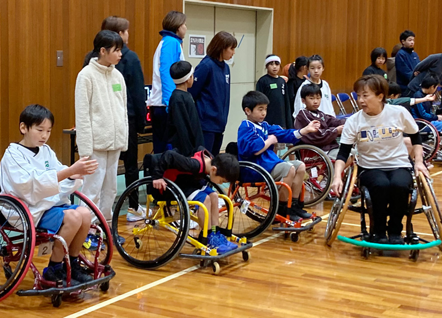 体育館の左右に分かれて左側が小学生