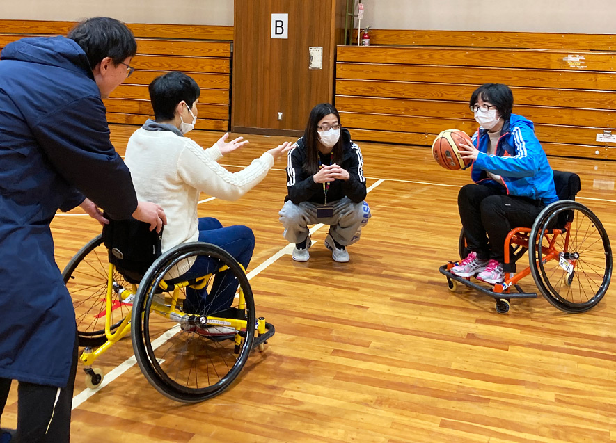 愛心園の障がい者の方も車いすバスケを体験