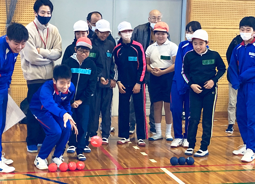 ボッチャの様子（2）中学生が同じチーム内の小学生やさつき園の方をリードしながら一緒にチームで戦った