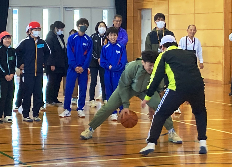 まずは、鈴木選手VS小学6年生の古崎君の勝負。古崎君はあっさり完敗