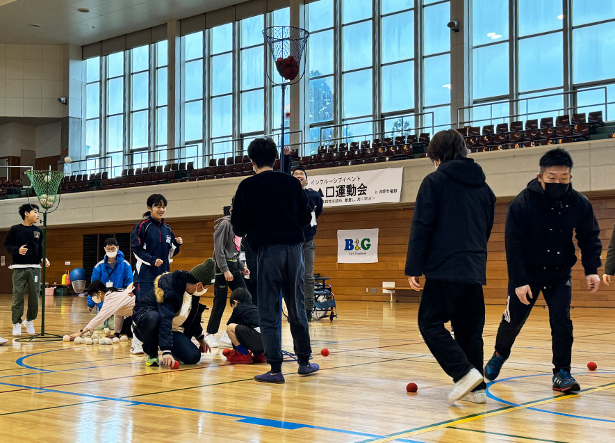 「変則玉入れ」では高さの異なるカゴを使用