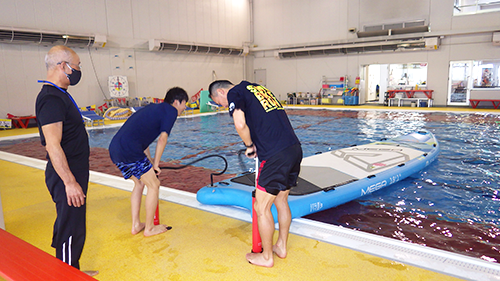  SUPに空気を注入して器材準備