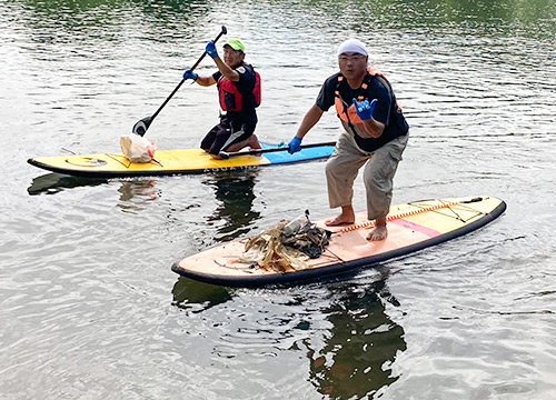 天降川でのゴミ拾いでは、SUP、メガSUP、カヌーに乗船し、水面のゴミ拾いを行いました。