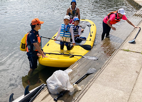 天降川でのゴミ拾いでは、SUP、メガSUP、カヌーに乗船し、水面のゴミ拾いを行いました。