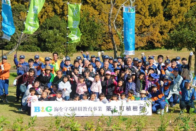 築上町の幼稚園児や小学生をはじめ、保護者や地域住民、町の消防団、運営スタッフの皆さん