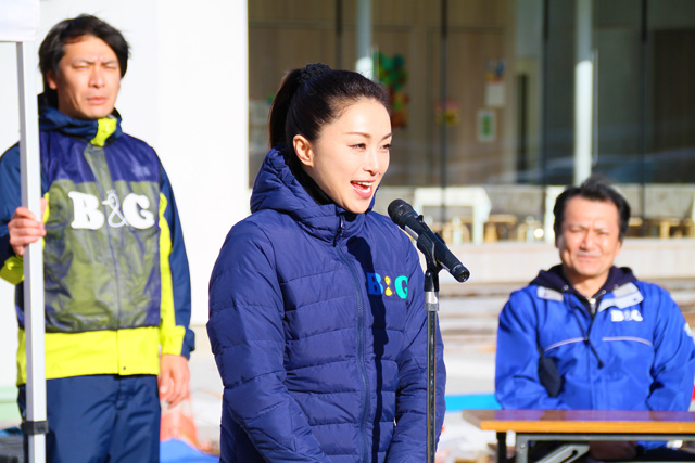 挨拶する酒井法子さん