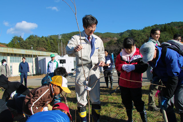 子どもたちと木を植える町長