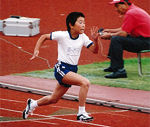 足が速かったため、小学5年生のときから全国小学生陸上競技交流会の100m競走に出場。陸上選手としての才能が開花していきました