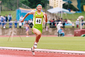 中学生になっても野球部の練習に励みながら、個人で陸上競技大会に出場。100m競走が得意でしたが、砲丸投げや走り高跳びなどの種目もこなしていきました