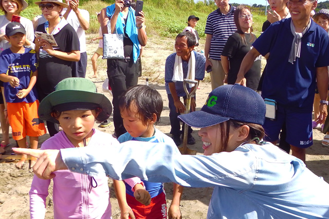 悩んでる子供にヒントを教える酒井さんの様子