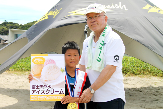 杉本牧之原市長と優勝した少年