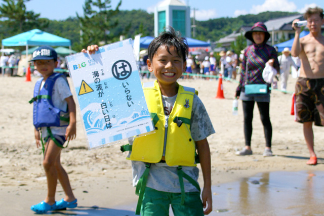 満面の笑顔でゲットしたカルタを見せてくれた男の子