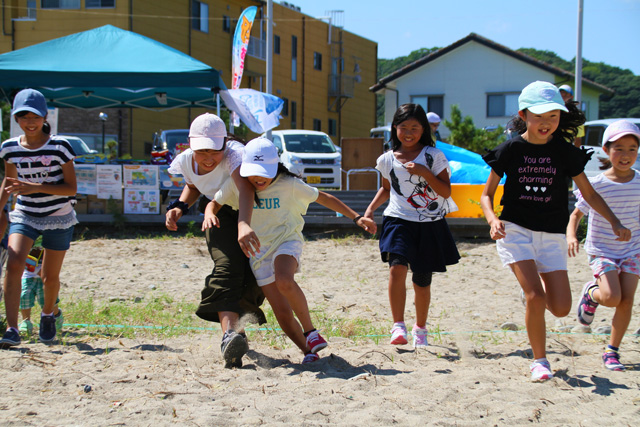 砂浜に埋められた宝を、一番にゲットしようと走り出す子供たち