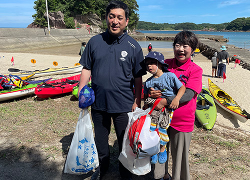 「環境保全の意識醸成につながれば」とビーチクリーンをする塩田県知事