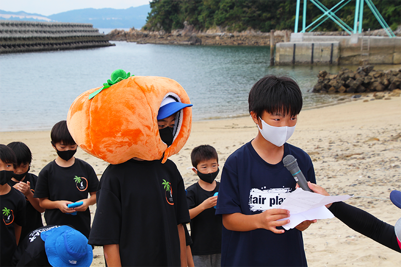 特産品紹介（周防大島町）説明している小林君のミカン農家で作った「こばみかん」です