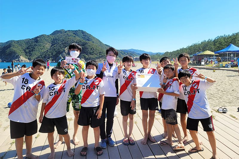 サッカー少年が優勝。新温泉町西村教育長から賞品が手渡されました。