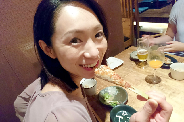 女子会で大好きなつくねを食べる