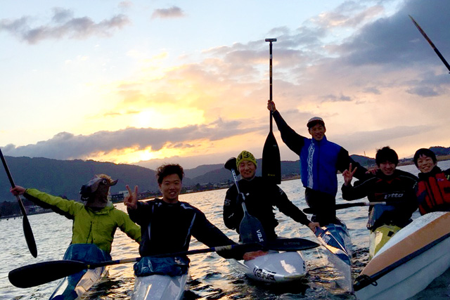 2018年初日の出を西の湖でみる（右から3番目）