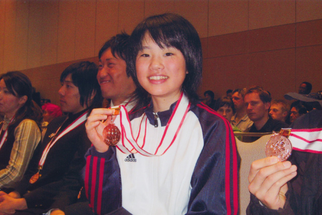 小学6年生の伊藤選手。ピースサインと笑顔がかわいらしい