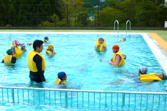 プールで、子供たちを指導している上海道さん