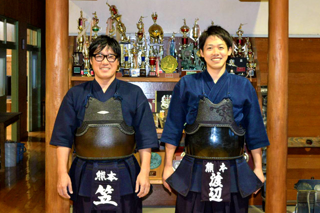 指導者仲間の笠さんと一緒に、道場で剣道の胴着を着た渡辺さん