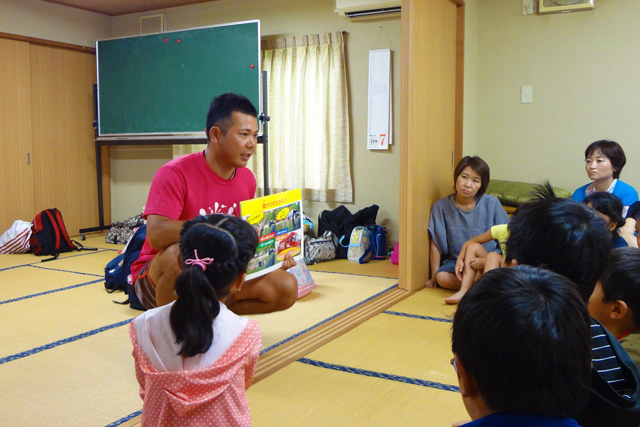 紙芝居を使って子供たちを指導している本宮さん