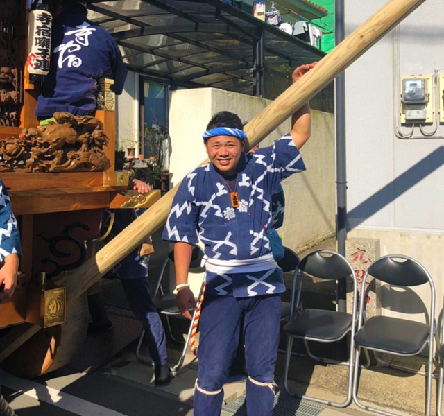 佐原の大祭に参加中の本宮さん。大きな丸太を運んでいます