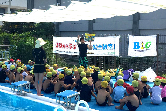 水辺の安全教室で子供たちに教えていてる國見さん